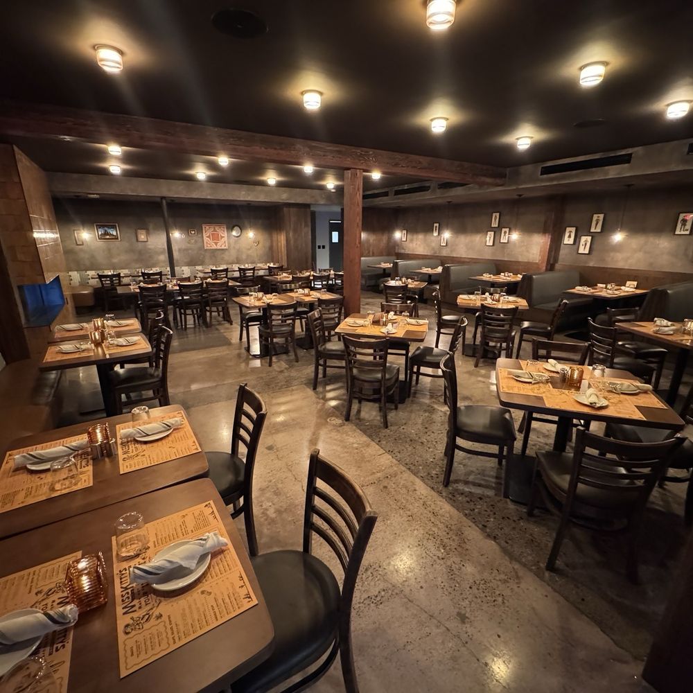 Trailborn Grand Canyon - Miss Kitty's dining area - Hotels Near Me - Williams, Arizona