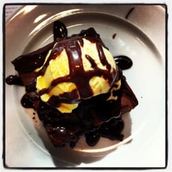 El Corte Inglés - Brownie de chocolate con helado de vainilla en Corte Inglés Avenida de Francia...delicioso