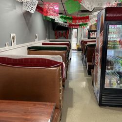 Tacos La Morenita - Empty right then. But very clean.