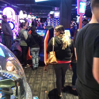 Dave & Buster's Northridge - 1 card machine out of 9 working - Arcades Near Me - Northridge, California