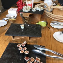 Sushi bar! Sushi bar!