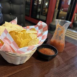 La Cocina De Mama - Chips and salsa