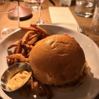Tinys No 5 - The T5 Burger - New American Near Me - West University Place, Texas Tinys No 5 - The T5 Burger - New American Near Me - West University Place, Texas