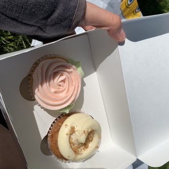 Magnolia Bakery - Carrot Cupcake, 1 Vanilla Cupcake - Bakeries Near Me - Chicago, Illinois