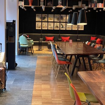CitizenM - Sitting area for dining or drinks - Cocktail Bars Near Me - London, XGL