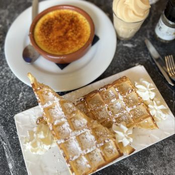 Saint Claire - Crème Brûlée Royale and Sucres Waffle - Brasseries Near Me - Versailles, 78 Saint Claire - Crème Brûlée Royale and Sucres Waffle - Brasseries Near Me - Versailles, 78