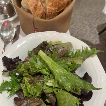 La Brasserie du Louvre - Green salad. - French Near Me - Paris, 75