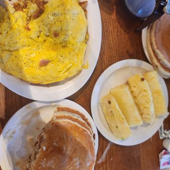 Eggs 'n Things Ko Olina - Service and food was great, we could have shared . Manager was funny said they were his portion sized.  Little wait but we'll worth it. - American Near Me - Kapolei, Hawaii