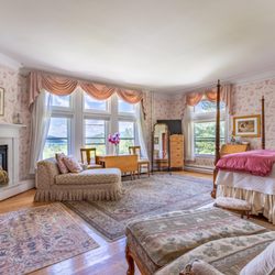 Wilburton Inn - Mansion bridal suite guest room