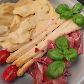 Cooking - Marinierte Spargel, Trüffelravioli, Katenschinken, Hollandaise - Northern German Near Me