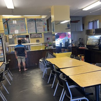 Max & Lucy's - Dining area - New American Near Me - Honolulu, Hawaii