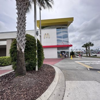 McDonald's - a palm tree in front of a mcdonald's - Burgers Near Me - Orlando, Florida McDonald's - a palm tree in front of a mcdonald's - Burgers Near Me - Orlando, Florida