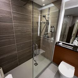 Galway Bay Hotel - Bathroom