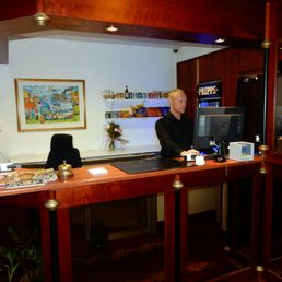 Grand Hotell i Bollnäs - Andreas i receptionen på Grand Hotell i Bollnäs. - Hotell Near Me - Bollnäs, X