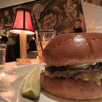 Monkey Bar - Wagyu burger - American Near Me - New York, New York