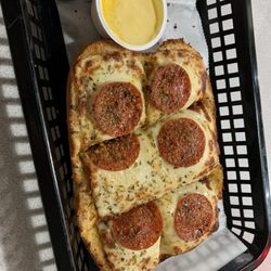 Byron Bobe's Pizza House - Garlic pepperonis bread