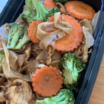 The Coconut Downtown - Pad Se Ew with chicken - Thai Near Me - Reno, Nevada
