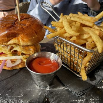 Beeside Balcony - Crispy chicken sandwich - Mediterranean Near Me - Del Mar, California
