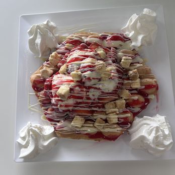 Ice Screamin - Strawberry & Blueberry Cheesecake Bubble Waffle - Ice Cream & Frozen Yogurt Near Me - Orlando, Florida