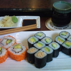 Fuku-Sushi & Asia Long - Sushi-Mittagsmenue: Grüner Tee, Misosuppe sowie die hier abgebildeten Rolls: 7,50 €