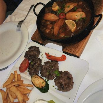 Art-corner - beef stew and meatballs platter - Cafes Near Me - Vienna, 9