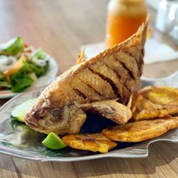 Brasa y Sazon Restaurant - Mojarra Frita con dos acompañantes .