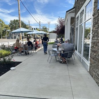 The Locust Table - Side patio dining area - New American Near Me - Powell, Ohio