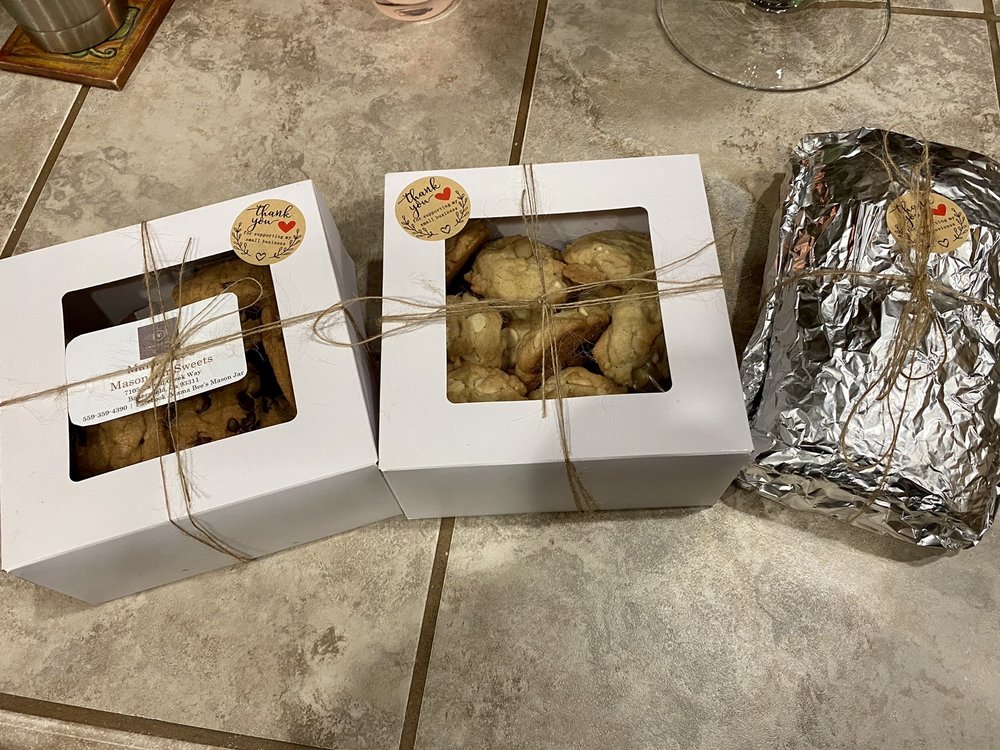 Mama Bee's Mason Jar Sweets Logo