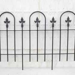 American Iron Fence - Unique Styles of Solid Metal Border Edging fence for landscape and garden. Click here : http://www.americanironfence.com/bofe12st.html