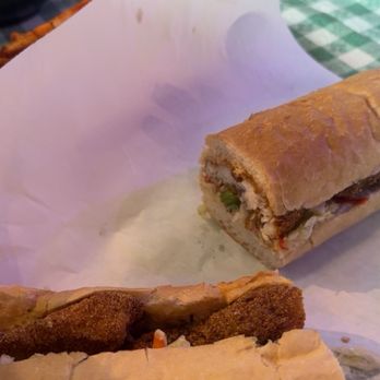 Daisy's Po' Boy and Tavern - Catfish Po-Boy ft. Small Gumbo - Cajun/Creole Near Me - Chicago, Illinois