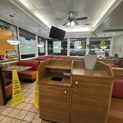 Tom's Famous Burgers - Inside the establishment