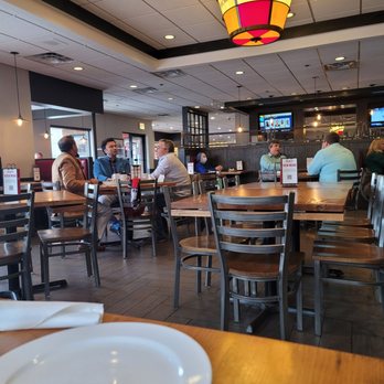 Giordano's - Inside - Pizza Near Me - Rosemont, Illinois