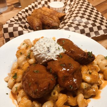 Off The Griddle - Mac and cheese with buffalo sauce and fried pickles in the background (wow!) - Vegan Near Me - Portland, Oregon Off The Griddle - Mac and cheese with buffalo sauce and fried pickles in the background (wow!) - Vegan Near Me - Portland, Oregon