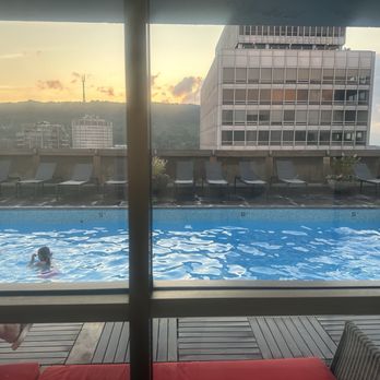 Hotel Le Cantlie - Pool in 28th floor - Hotels Near Me - Montreal, Quebec Hotel Le Cantlie - Pool in 28th floor - Hotels Near Me - Montreal, Quebec