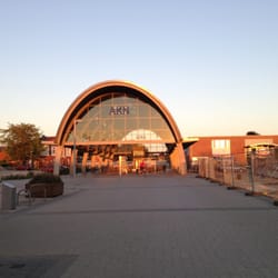 Bahnhof Kaltenkirchen Holst - Im Sonnenuntergang in mitten Kaltenkirchens befindet sich die AKN Haltestelle Kaltenkirchen (Holst)