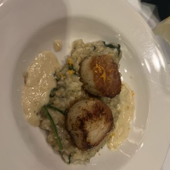 Hugo's Frog Bar & Fish House - Seafood Near Me - Naperville, Illinois