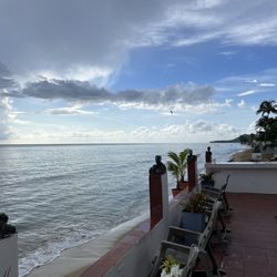 Coconut Palms Inn - Beach and patio area