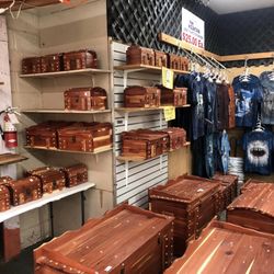 Uncle Bills Flea Market - Grover's Gift Shop carries the finest gifts. Cash Only.