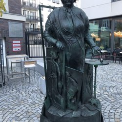 Mutter-Ey-Denkmal - Das Mutter-Ey-Denkmal. The Mother-Ey-Memorial.