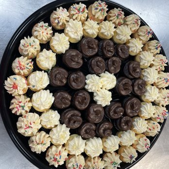 Colossal Cupcakes - North Olmsted - This is a mini platter, with 3 different flavors of cupcakes! - Bakeries Near Me - North Olmsted, Ohio Colossal Cupcakes - North Olmsted - This is a mini platter, with 3 different flavors of cupcakes! - Bakeries Near Me - North Olmsted, Ohio