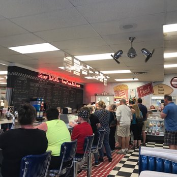 Scoop Deville - Ice cream bar - Ice Cream & Frozen Yogurt Near Me - Hartford, Wisconsin