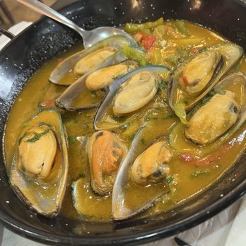 Restaurante O Arco - Green lipped mussels in a garlic, wine, and pepper's sauce. - Portuguese Near Me - Lisbon, 11 Restaurante O Arco - Green lipped mussels in a garlic, wine, and pepper's sauce. - Portuguese Near Me - Lisbon, 11