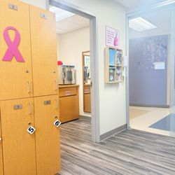CHI St. Luke's Health-The Woodlands Radiation Oncology - Dressing room