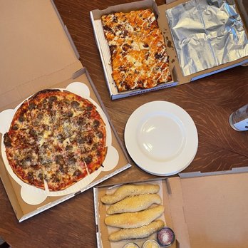 Futuro - Chicken limbo Detroit style, Turbo Meater tavern style, breadsticks - Pizza Near Me - Indianapolis, Indiana Futuro - Chicken limbo Detroit style, Turbo Meater tavern style, breadsticks - Pizza Near Me - Indianapolis, Indiana