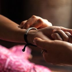 Pranada Ma  - I offer pulse reading in tradition of Ayurvedic Medicine. This helps me to assess your constiutional imbalances and make suggestions.