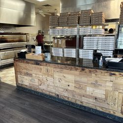Trezza Pizzeria - Counter