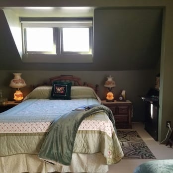 Gardiner Guest House - Master bedroom - Bed & Breakfast Near Me - Gardiner, Montana