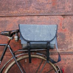 Taschendealer - Alte dänische Leinen-Seesäcke treffen Traktorschläuche und werden zu wetterfesten Messenger Bags!