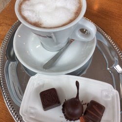 Leonidas Pralinen - Heiße Schokolade und verschiedene Pralinen