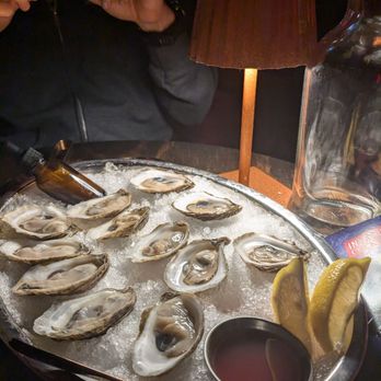 Bootlegger Cocktail Bar & Cuisine - A dozen oyster - $1 each during happy hours - Cocktail Bars Near Me - Montreal, Quebec